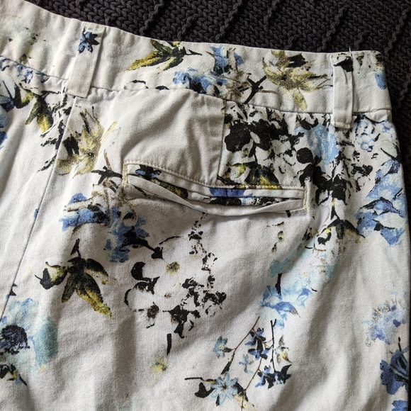LOFT Lilac Floral 4" Shorts Sz 8 - Picture 7 of 11